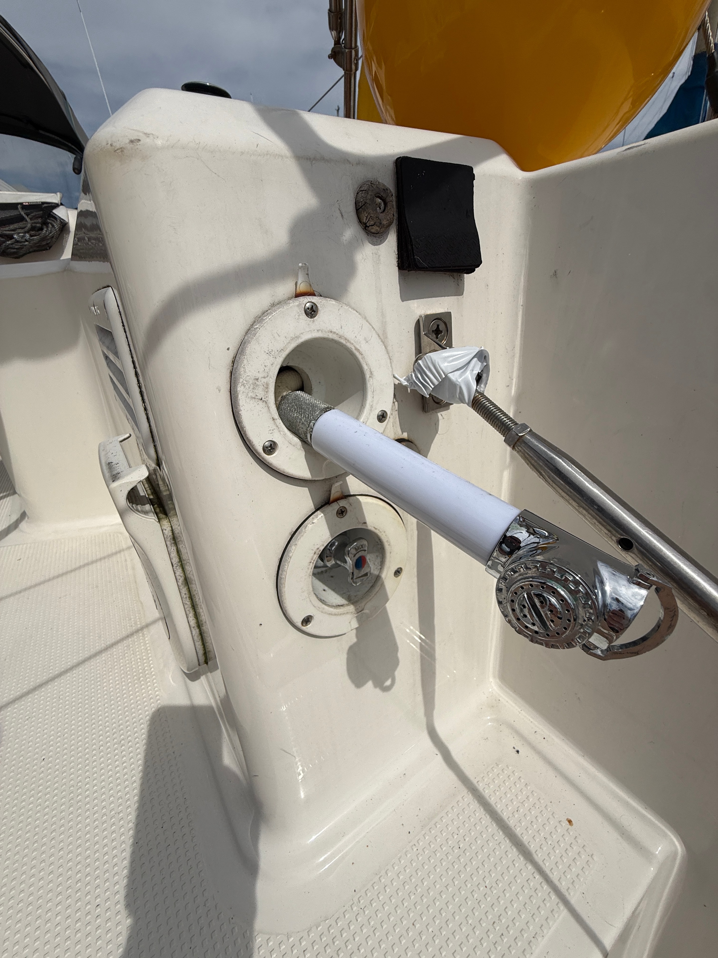 Transom shower fitting