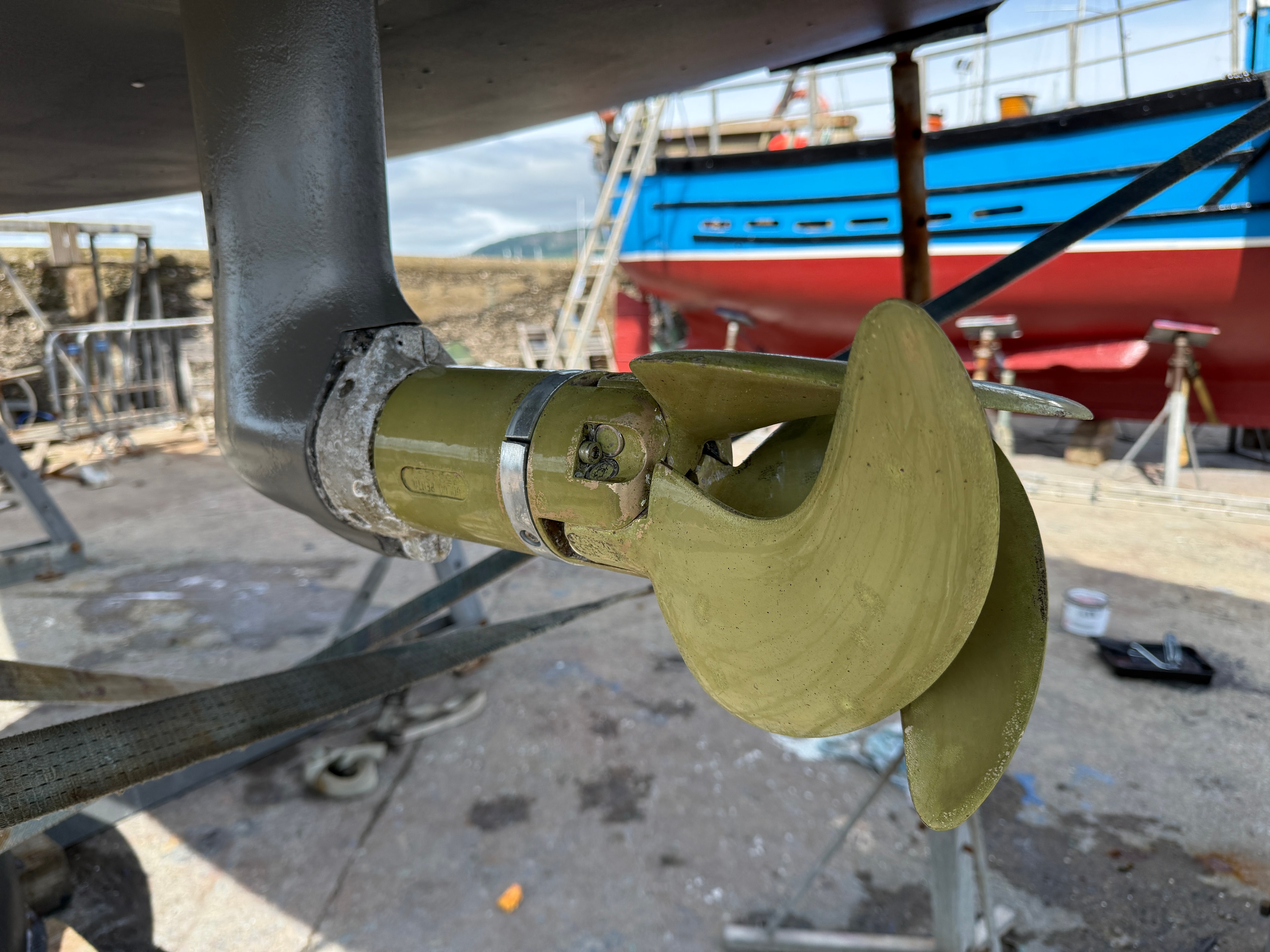 Propeller close-up — shaft seal and P-bracket