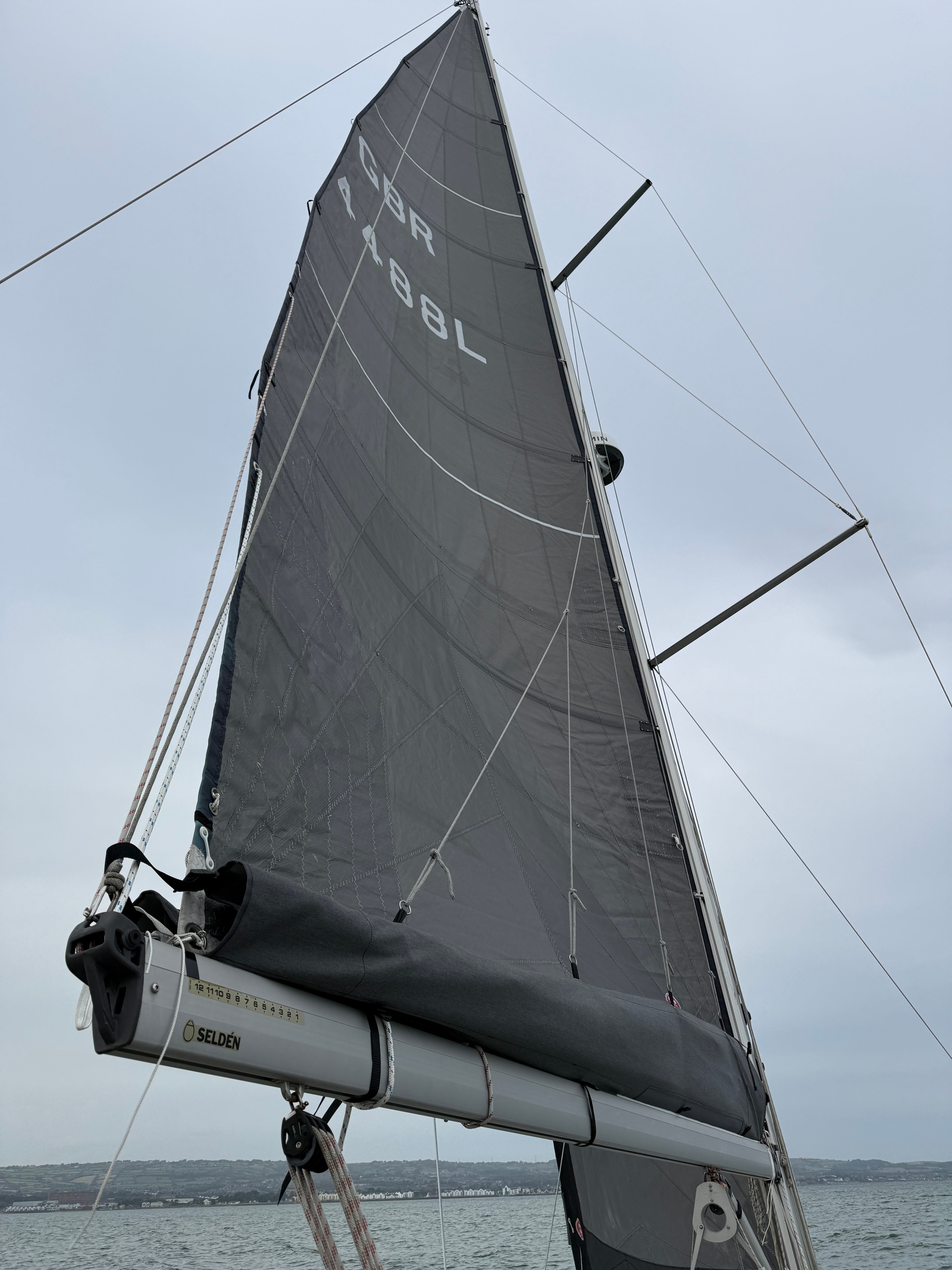 Kemp carbon mainsail — GBR 4488, grey sail flying under blue sky
